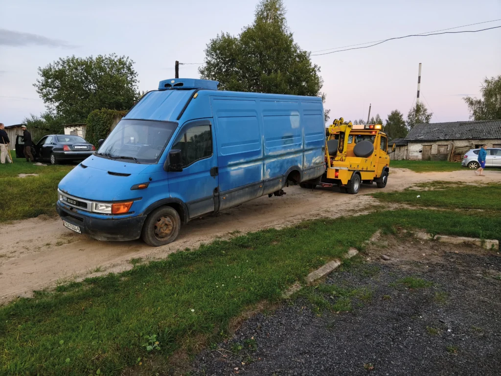 буксировка микроавтобуса без колес эвакуатором частичной погрузки Эвакуация Iveco Daily Maxi с заклинившим мостом и без колес - Кейс службы эвакуации Эвакуатор Дзержинск